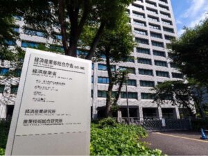 赤澤経産相「不適切事案は規制、地域共生型は重点的に支援」│ メガソーラー対策パッケージ