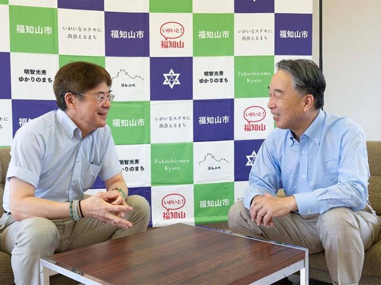 【特別対談】 福知山市･大橋一夫市長×エクソル･鈴木伸一社長　｢ソーラーシェルター｣にみる世代をつなぐ太陽光