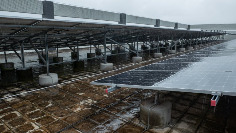 水没した太陽光発電設備の感電・火災防止へ　経産省が緊急要請
