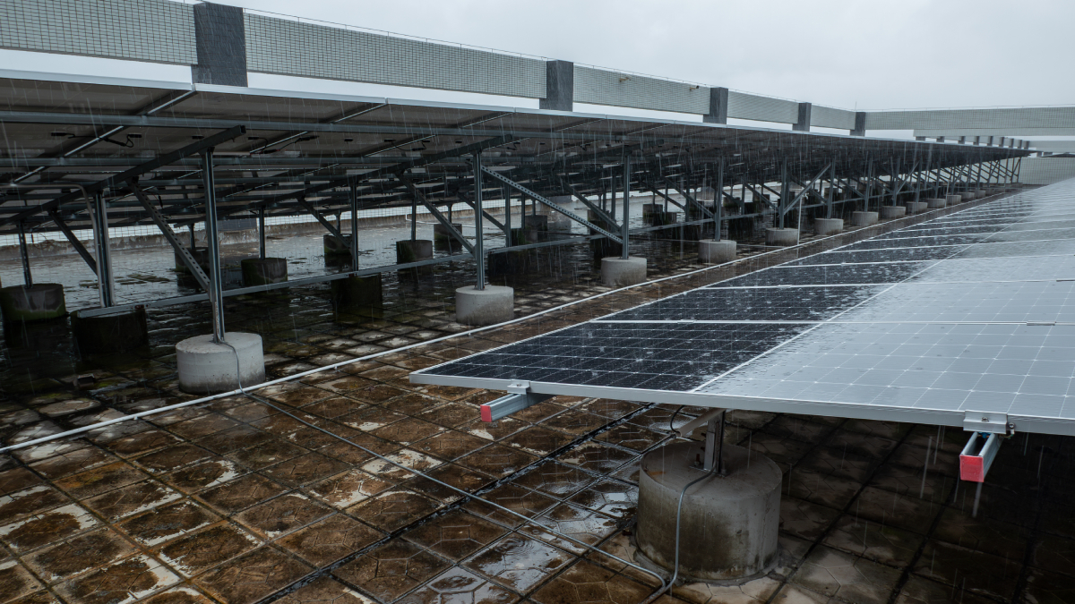 水没した太陽光発電設備の感電・火災防止へ　経産省が緊急要請